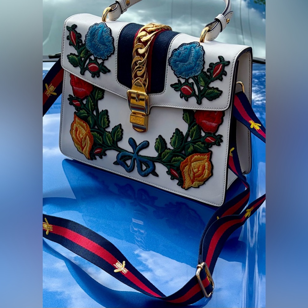 🌺💙💛 EUC GUCCI SYLIE MEDIUM FLORAL
EMBROIDERED CALFSKIN LEATHER TOP HANDLE💛💙🌺 - Picture 4 of 16